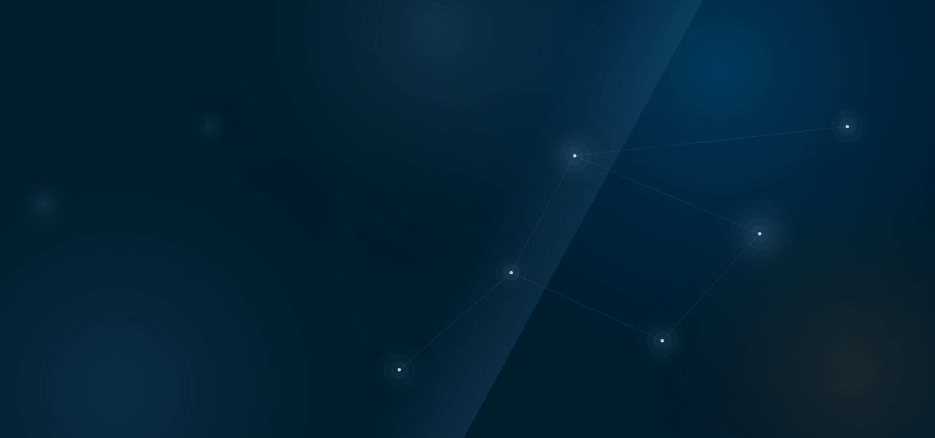 Team von inxire-Anwendern arbeitet gemeinsam an Bildschirmen in einem modernen Büro